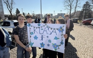 Wiosenny spacer całej społeczności szkolnej (1)