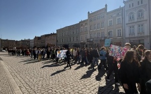 Wiosenny spacer całej społeczności szkolnej (4)