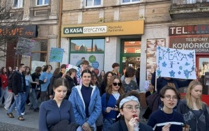 Wiosenny spacer całej społeczności szkolnej (5)