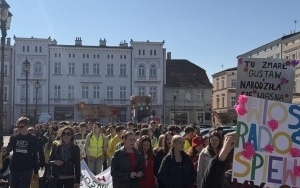 Wiosenny spacer całej społeczności szkolnej (6)