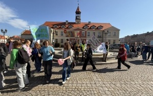 Wiosenny spacer całej społeczności szkolnej (7)