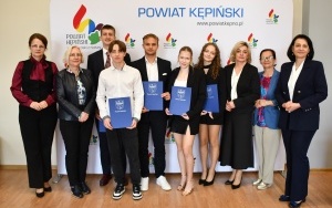 Uczestnicy uroczystości wręczenia stypendiów Starosty (1)