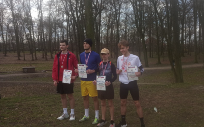 Uczniowie naszego liceum odbierają nagrody w Mistrzostwach Powiatu w Biegach Przełąjowych (5)