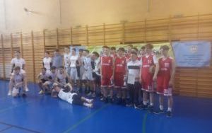 Uczniowie podczas Mistrzostw Rejonu w Koszykówce Chłopców (1)
