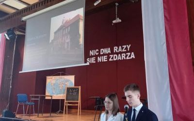 Uczniowie i absolwenci podczas uroczystości zakończenia szkoły (15)