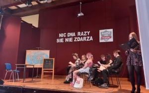 Uczniowie i absolwenci podczas uroczystości zakończenia szkoły (14)