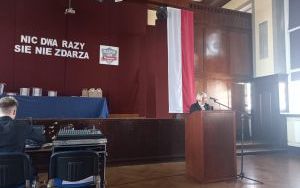 Uczniowie i absolwenci podczas uroczystości zakończenia szkoły (5)