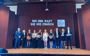 Uczniowie i absolwenci podczas uroczystości zakończenia szkoły (4)