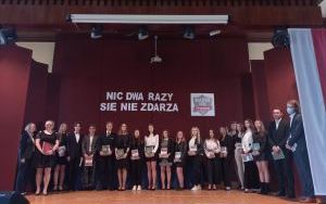 Uczniowie i absolwenci podczas uroczystości zakończenia szkoły (3)