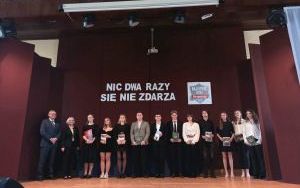 Uczniowie i absolwenci podczas uroczystości zakończenia szkoły (2)