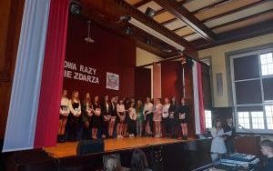 Uczniowie i absolwenci podczas uroczystości zakończenia szkoły (1)