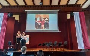Uczniowie i absolwenci podczas uroczystości zakończenia szkoły (13)