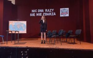 Uczniowie i absolwenci podczas uroczystości zakończenia szkoły (12)