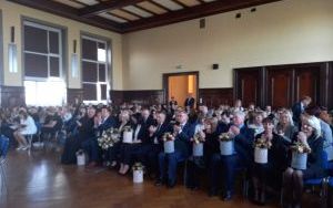 Uczniowie i absolwenci podczas uroczystości zakończenia szkoły (11)