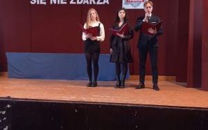 Uczniowie i absolwenci podczas uroczystości zakończenia szkoły (10)