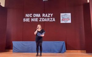 Uczniowie i absolwenci podczas uroczystości zakończenia szkoły (9)