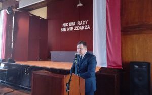 Uczniowie i absolwenci podczas uroczystości zakończenia szkoły (8)