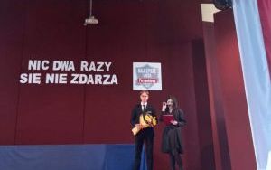 Uczniowie i absolwenci podczas uroczystości zakończenia szkoły (7)