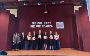 Uczniowie i absolwenci podczas uroczystości zakończenia szkoły (6)