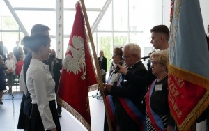 Uczestnicy zjazdu absolwentów podczas uroczystości