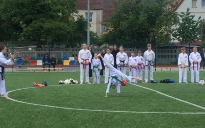 Uczestnicy zjazdu absolwentów podczas zajęć rekreacyjno-sportowych
