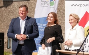 Wręczenie nagrody laureatce II miejsca - Wiktorii Podejmie