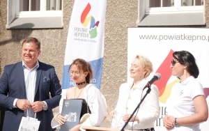 Wręczenie dyplomu za udział Wiktorii Wydmuch