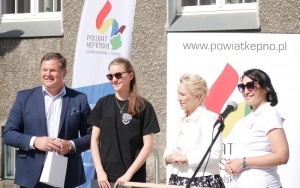 Wręczenie dyplomu za udział Małgorzacie Brząkale