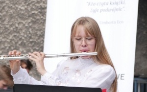Fragment koncertu Izabeli Dąbrowskiej z klasy IV B