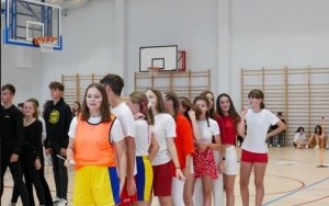 Uczniowie podczas otrzęsin pierwoklasistów (2)